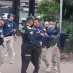En video quedó registrado el momento en que en gestores de convivencia en Medellín atacan a golpes a un hombre en el parque Bolívar