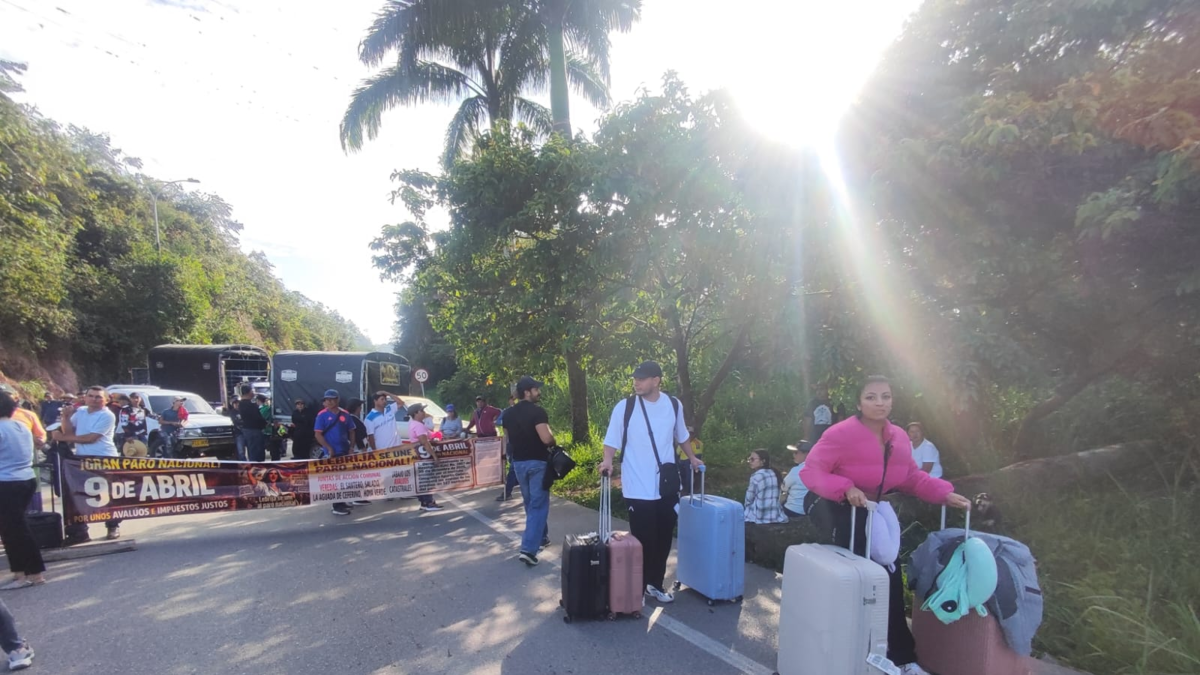 Santander está totalmente bloqueado por el paro nacional: no hay paso a Antioquia, Bogotá, Costa Caribe y los viajeros no pueden llegar al aeropuerto