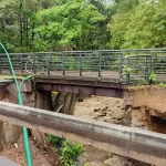 Cráter gigante tras el colapso de un puente en Villavicencio: grietas hundieron la vía en minutos y alertan sobre 39 estructuras más en riesgo