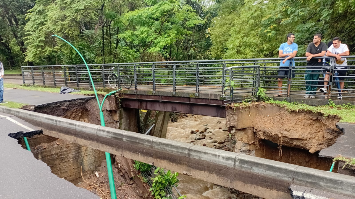 Cráter gigante tras el colapso de un puente en Villavicencio: grietas hundieron la vía en minutos y alertan sobre 39 estructuras más en riesgo