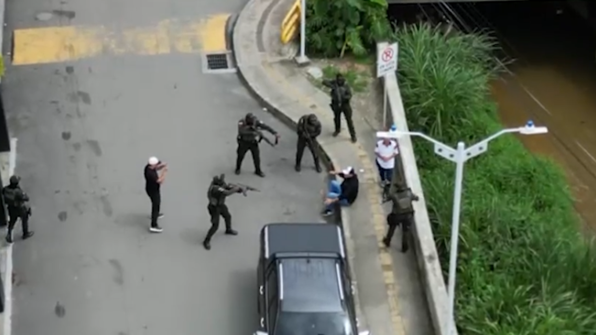En video | Rodeado y encañonado: así cayó en Antioquia el enlace financiero señalado de aportar más de $1.000 millones a redes criminales en Europa