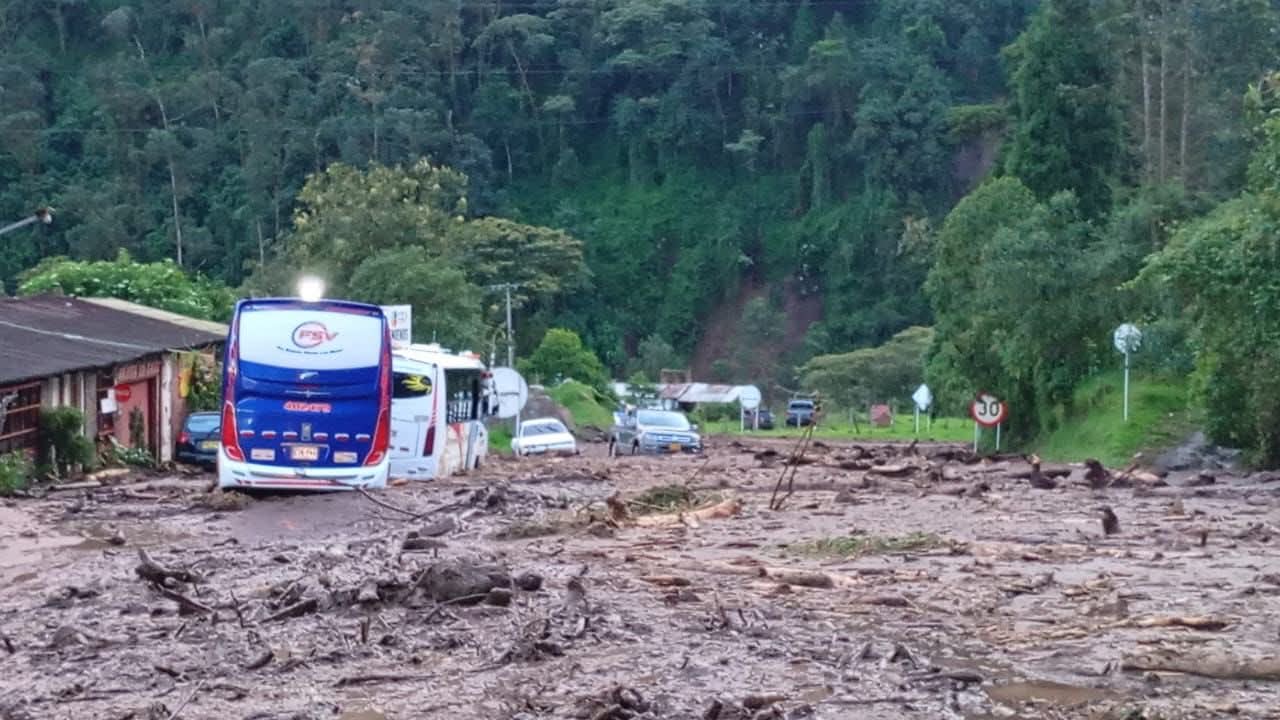 Emergencia invernal en Cundinamarca: continúa el cierre total en la vía Mosquera – La Mesa por deslizamientos de tierra.