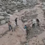 Avalancha en Galán | Familias incomunicadas, daño en productos y niños sin poder ir a clases tras grandes rocas atravesadas en vía principal