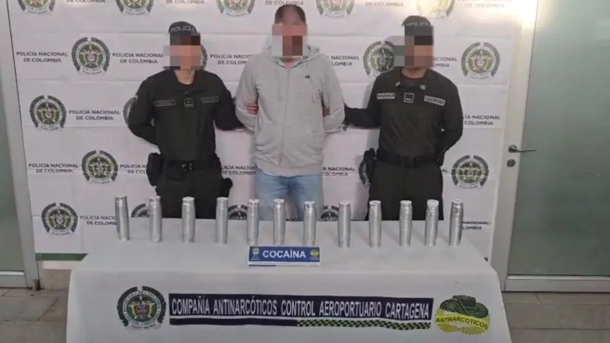 Capturan viajero polaco en el aeropuerto de Cartagena cuando abordaba vuelo a Dubái con una maleta llena de droga, en 12 rollos de papel de impresión