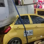 Grave accidente de un bus del MIO, una buseta y tres taxis en Cali: uno de los carros fue aplastado y siete personas lograron sobrevivir