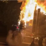 El Eln incineró un bus y dos camiones e instaló un explosivo en la vía entre Medellín y costa Caribe: así está el paso por este corredor vial