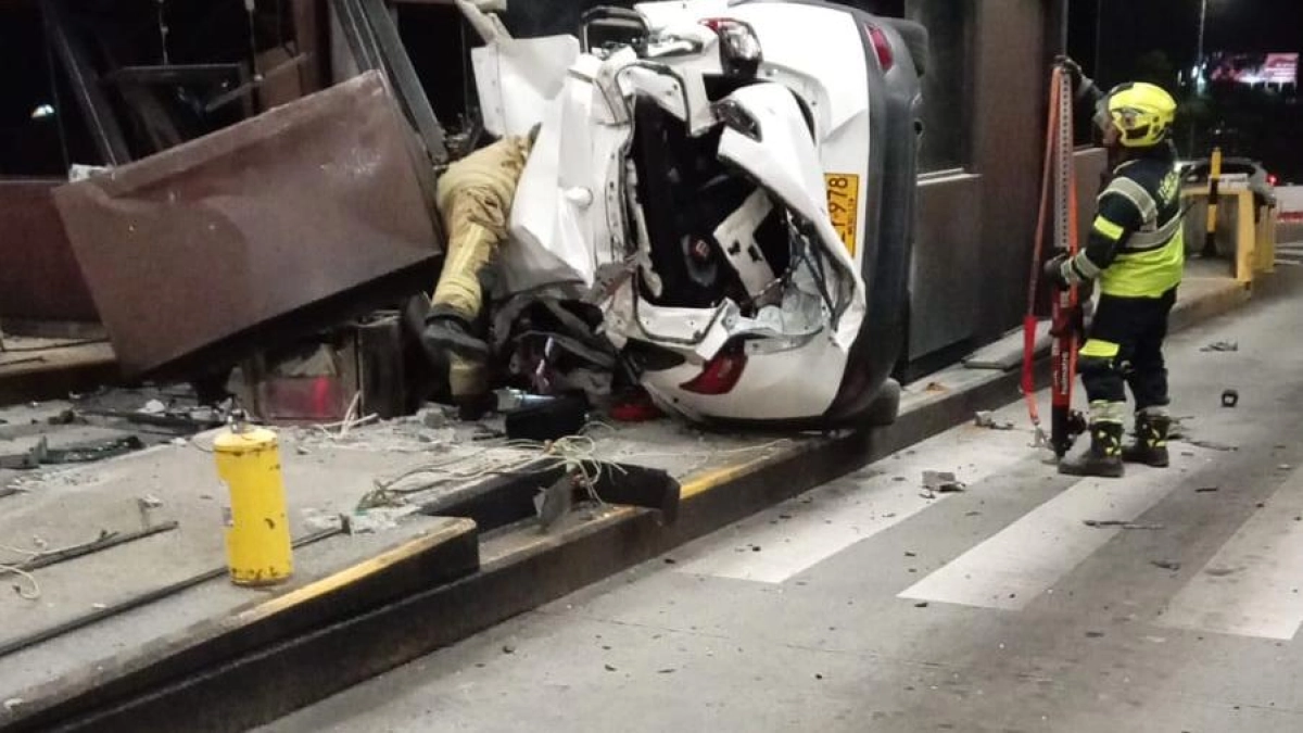 En fotos: así quedó el peaje del Túnel de Oriente tras aparatoso choque de un vehículo en Medellín: hubo un muerto y dos heridos