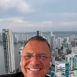 Candidato presidencial Santiago Botero está siendo desalojado por la Policía de lujoso apartamento en Cartagena: lo señalan de violencia intrafamiliar