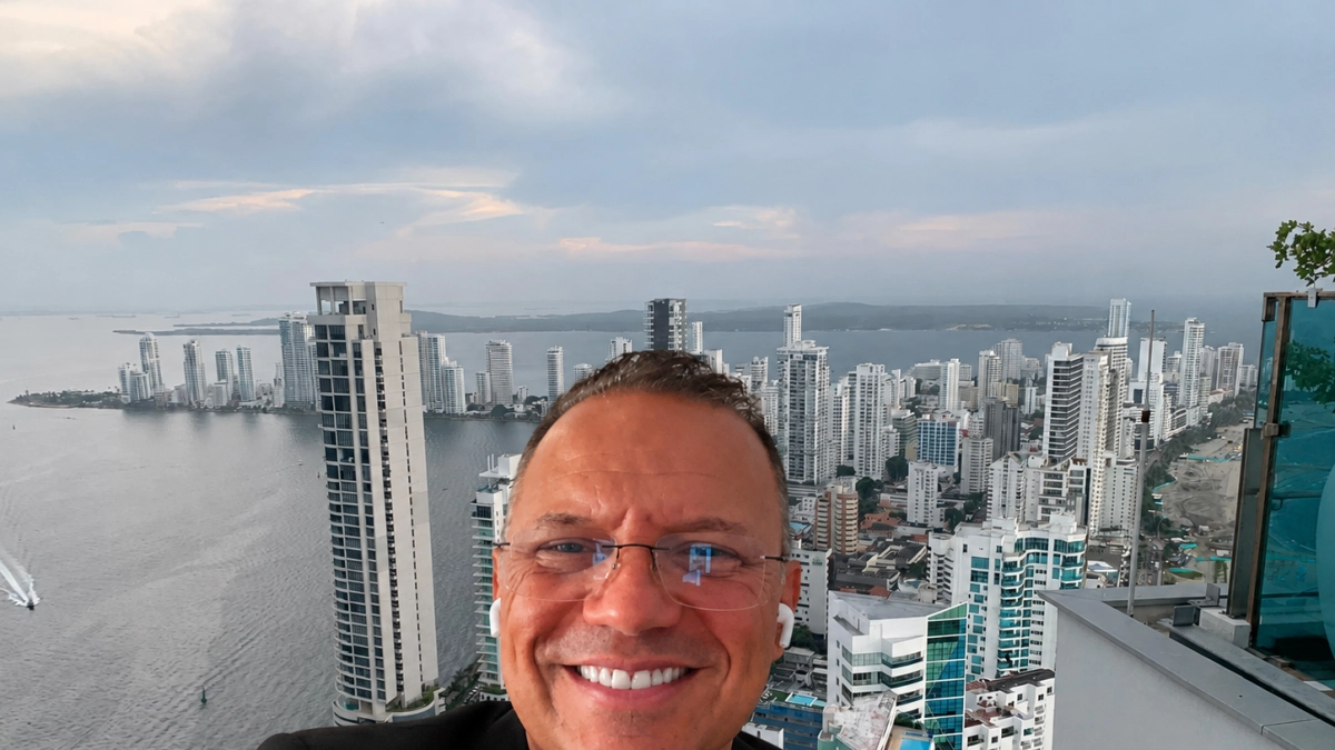 Candidato presidencial Santiago Botero está siendo desalojado por la Policía de lujoso apartamento en Cartagena: lo señalan de violencia intrafamiliar