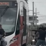 Video | ‘Conducta asesina’: rechazo generalizado por motociclista atacó con piedra a conductor de Transcaribe en Cartagena