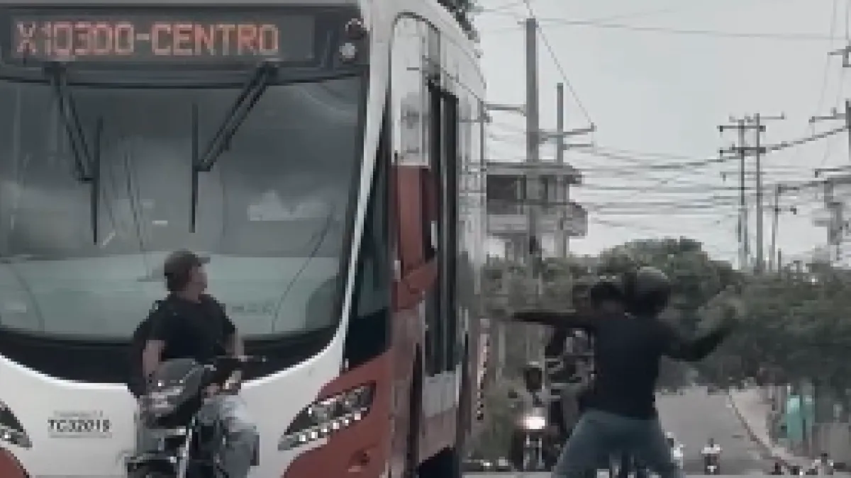 Video | ‘Conducta asesina’: rechazo generalizado por motociclista atacó con piedra a conductor de Transcaribe en Cartagena
