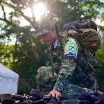 De camuflados a camisetas blancas: las inéditas imágenes de la dejación de armas de 99 combatientes en Putumayo