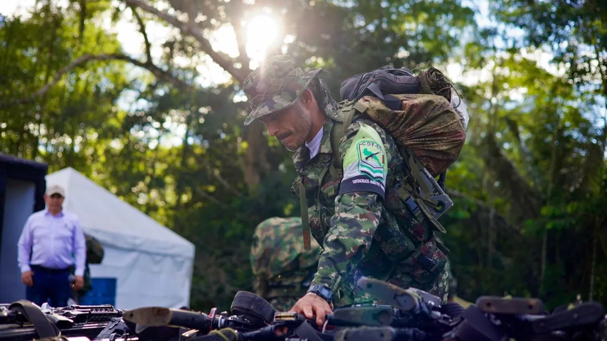 De camuflados a camisetas blancas: las inéditas imágenes de la dejación de armas de 99 combatientes en Putumayo