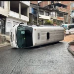Aparatoso accidente de buseta escolar en el sur de Cali: nueve menores fueron llevados a centros asistenciales