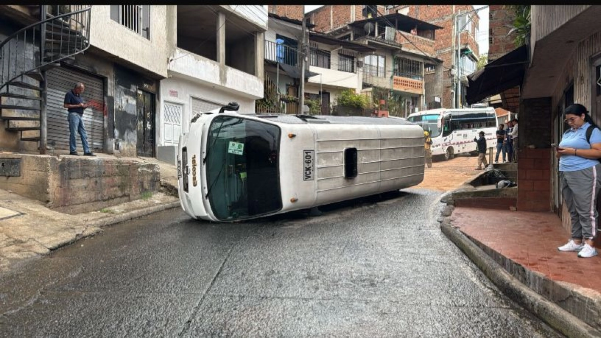 Aparatoso accidente de buseta escolar en el sur de Cali: nueve menores fueron llevados a centros asistenciales