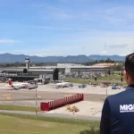 Productora porno de EE. UU. intentó colarse dos veces al país: primero por Bogotá y luego por Antioquia: hubo agresiones en el aeropuerto de Rionegro