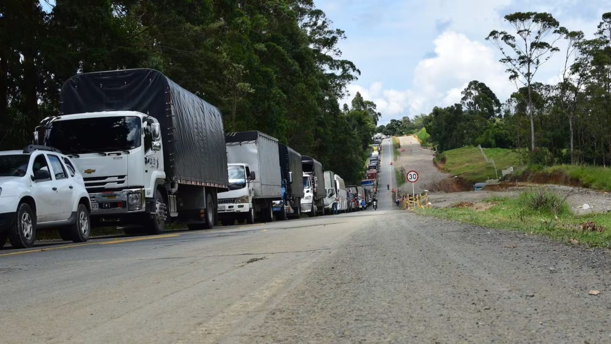 Vía Panamericana: hombres armados robaron dos camiones con 59 motocicletas y un conductor de una tractomula sigue desaparecido