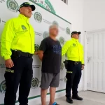 Aprovechó que su esposa cuidaba a una niña y habría abusado de ella al menos tres veces: investigan a sujeto de 62 años capturado en Medellín