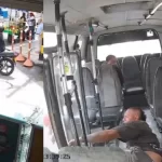 Motociclista terminó dentro de una buseta tras fuerte choque en el centro de Buga: ‘Menos mal que no le pasó nada’