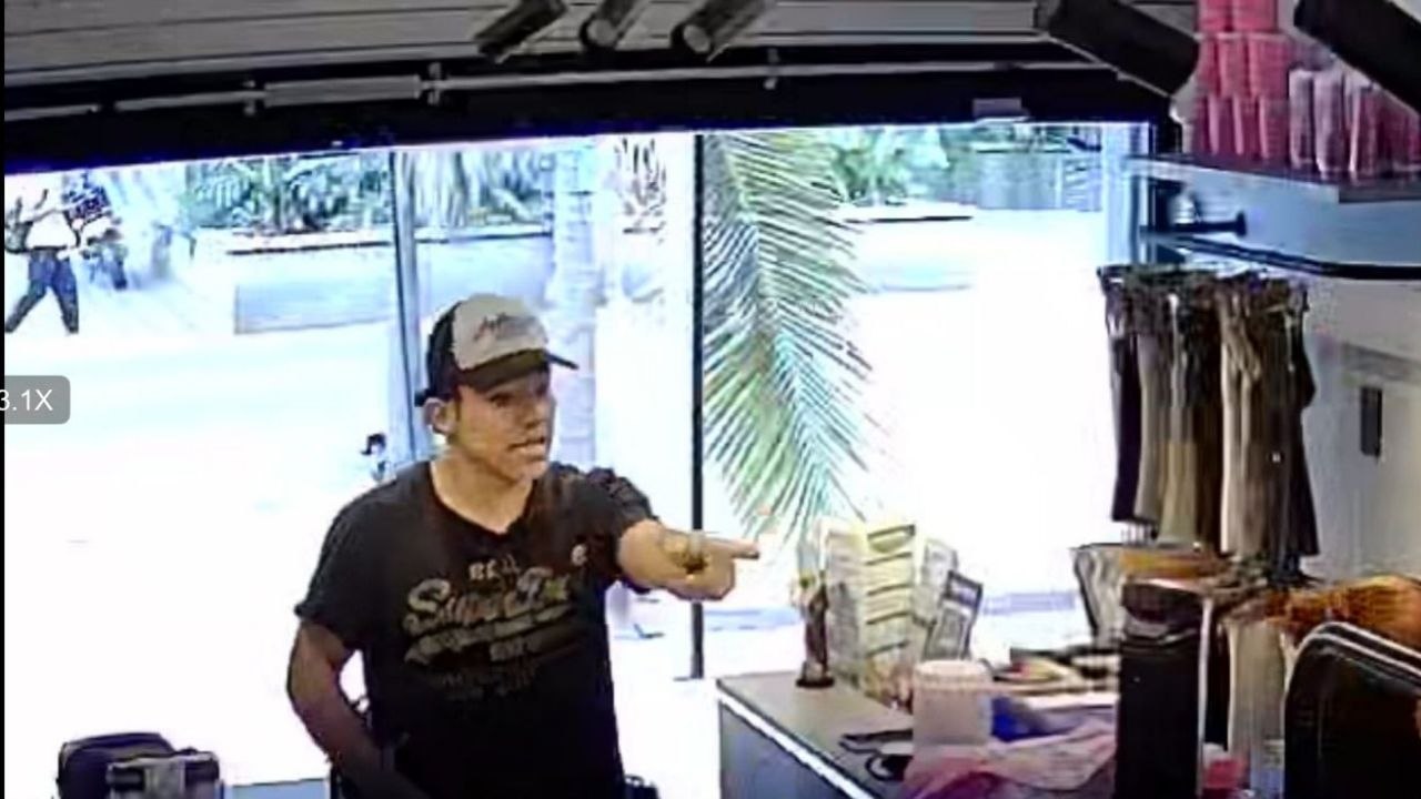 Cámaras captaron robo a mano armada en un local comercial de Laureles-Estadio