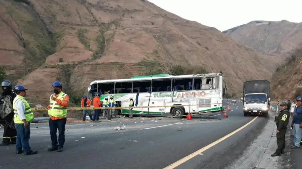 Tragedia en la vía Panamericana: cuatro muertos y 20 heridos tras accidente de bus turístico en Nariño