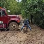 Sucre: fuertes lluvias colapsan vía rural entre Guaranda y Majagual y dificultan el transporte de cultivos y ganado