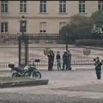 Dos policías se esposaron frente a la Casa de Nariño para pedir diálogo con el presidente
