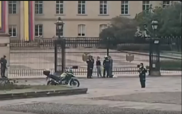 Dos policías se esposaron frente a la Casa de Nariño para pedir diálogo con el presidente
